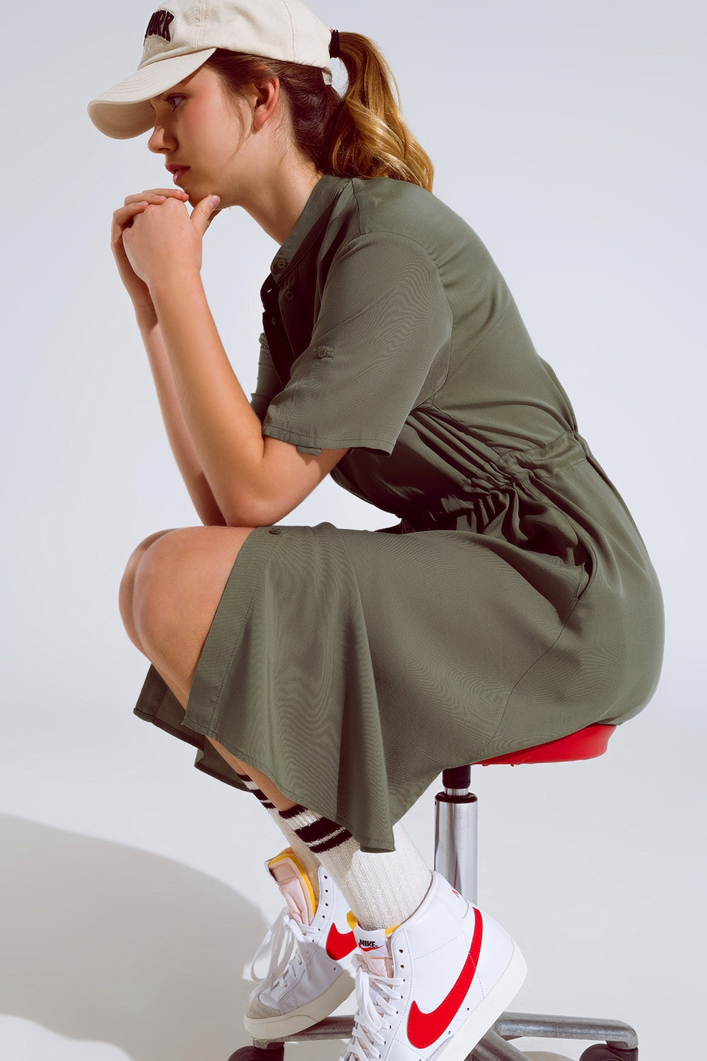 Vestido fluido com botões cinto e bolsos laterais