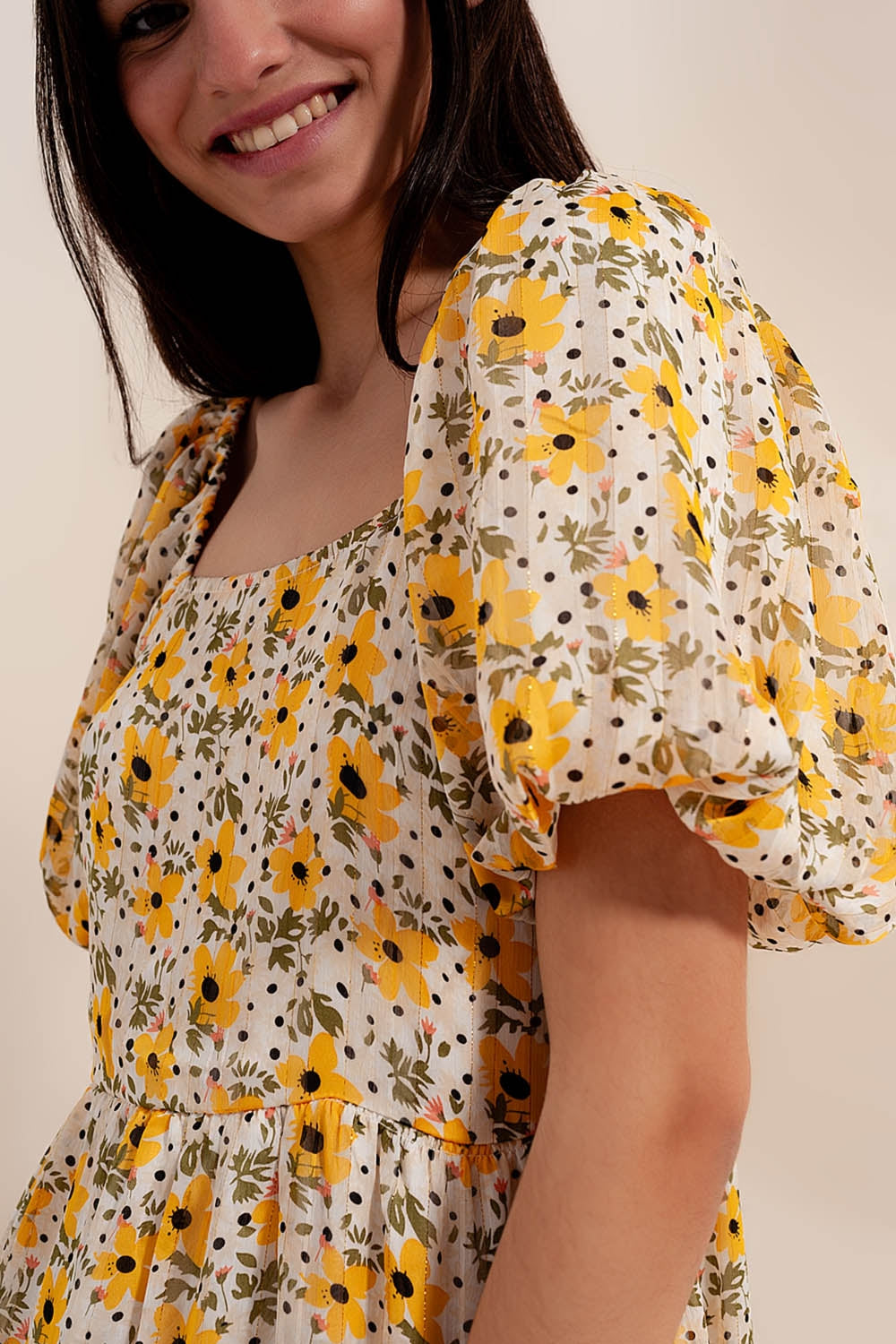 Vestido largo amarelo com mangas bufantes