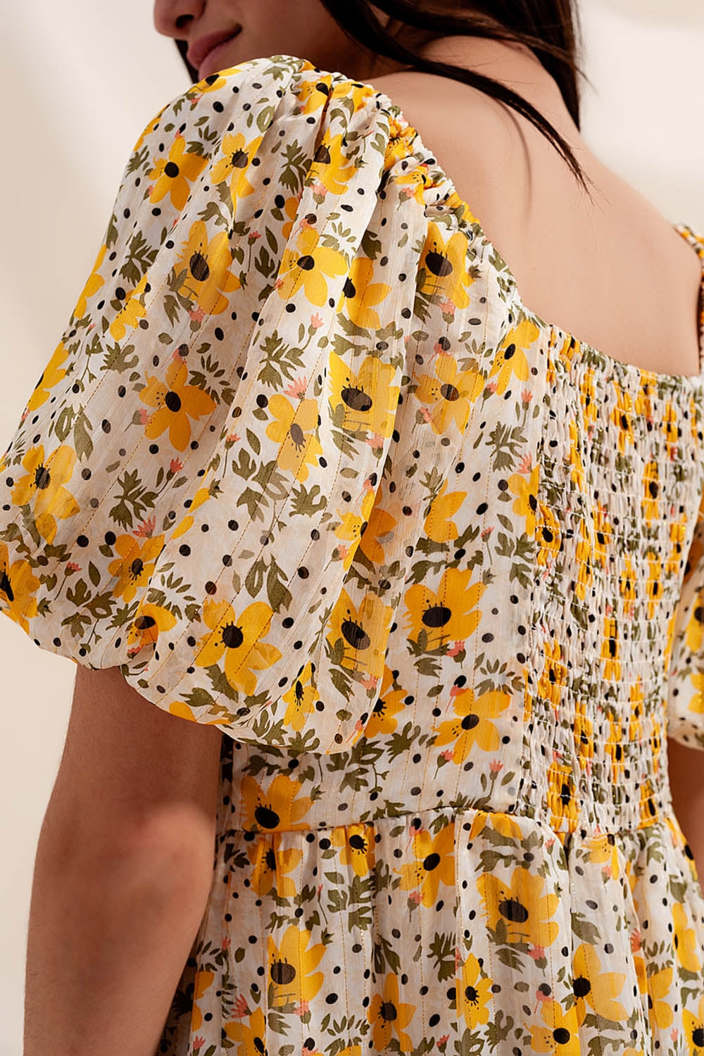 Vestido largo amarelo com mangas bufantes