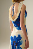 Vestido longo azul fluido sem mangas com estampa floral