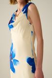 Vestido longo azul fluido sem mangas com estampa floral