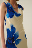 Vestido longo azul fluido sem mangas com estampa floral