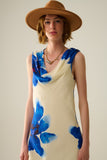 Vestido longo azul fluido sem mangas com estampa floral