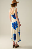 Vestido longo azul fluido sem mangas com estampa floral