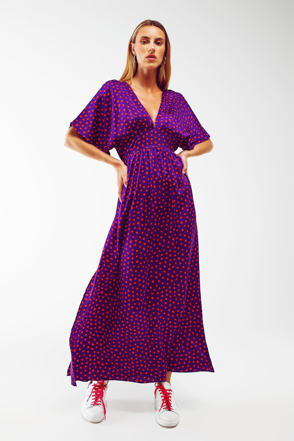 Vestido longo com cintura marcada e mangas angelicais em polka dot roxo