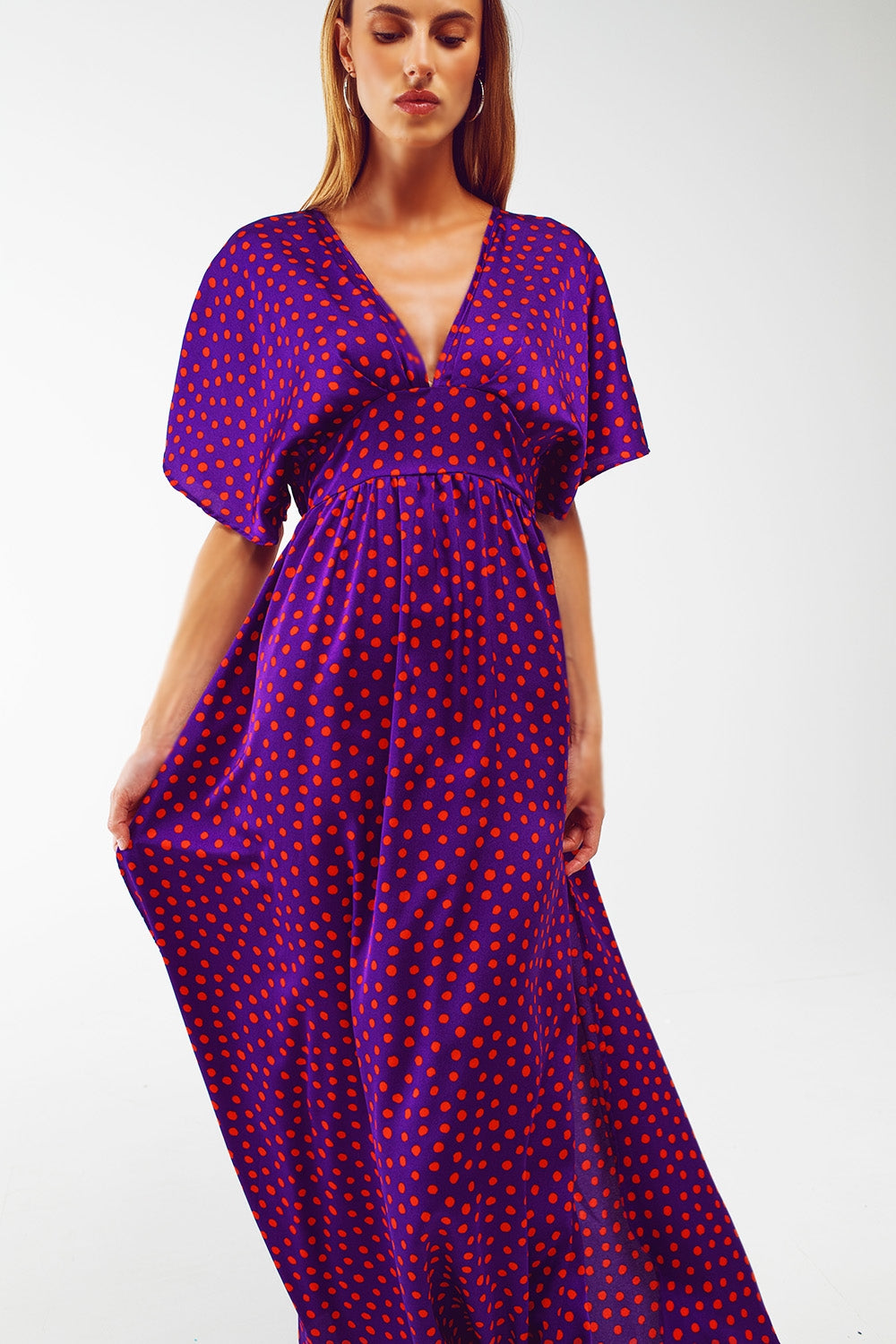 Vestido longo com cintura marcada e mangas angelicais em polka dot roxo