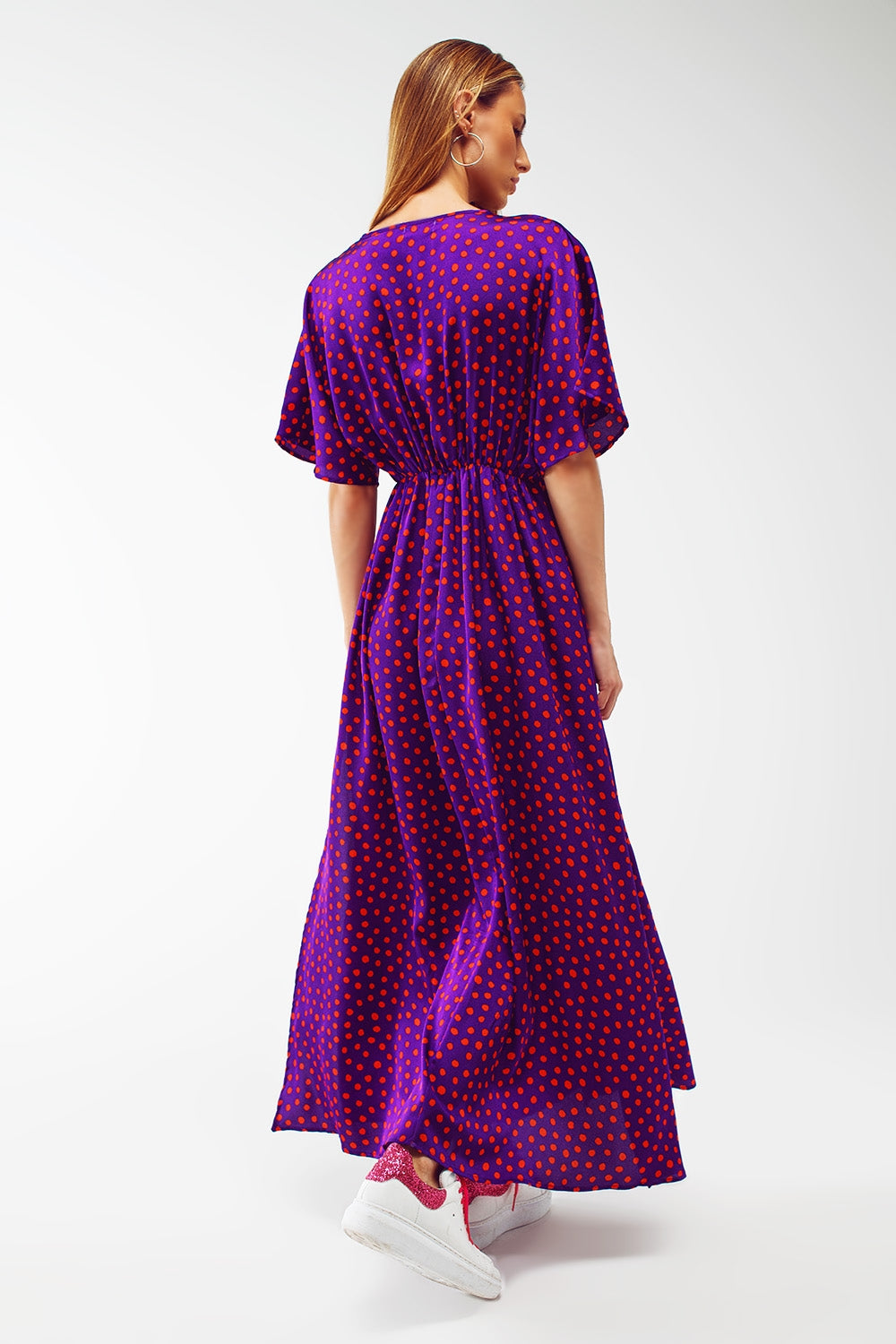 Vestido longo com cintura marcada e mangas angelicais em polka dot roxo