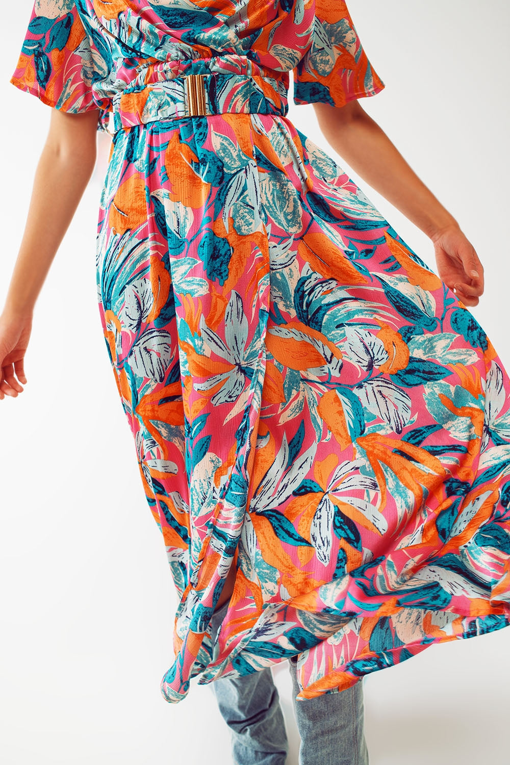 Vestido longo com estampa floral e cinto em laranja