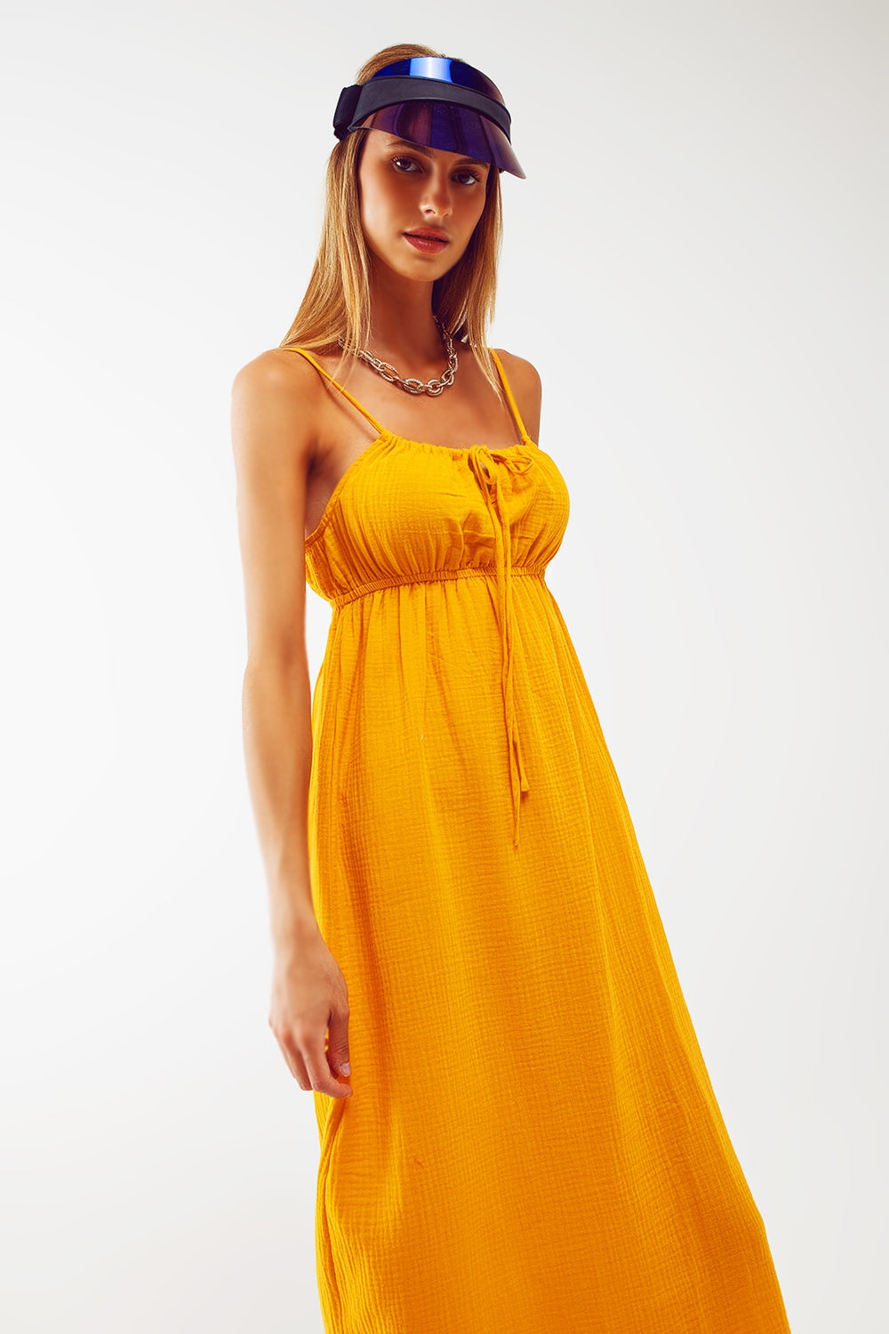 Vestido longo de verão amarelo com alças e cintura franzida