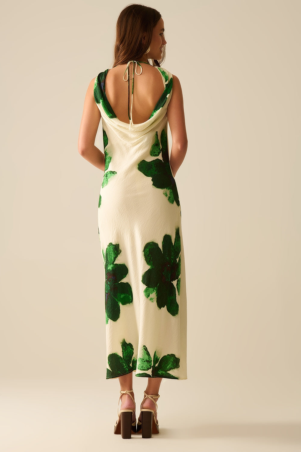 Vestido longo verde sem mangas e esvoaçante com estampa floral