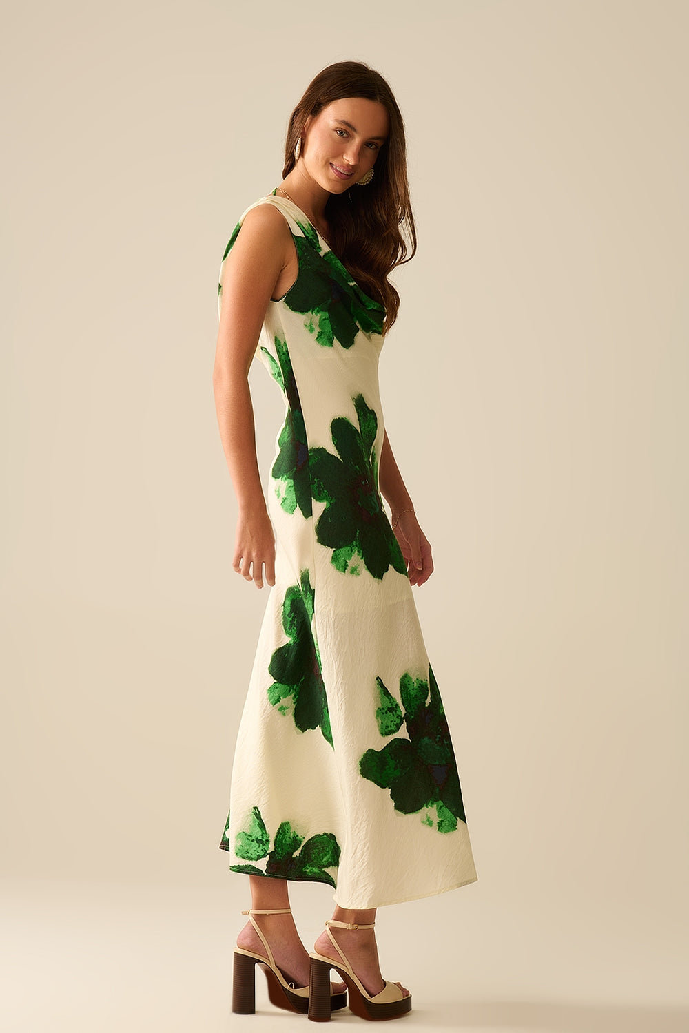 Vestido longo verde sem mangas e esvoaçante com estampa floral