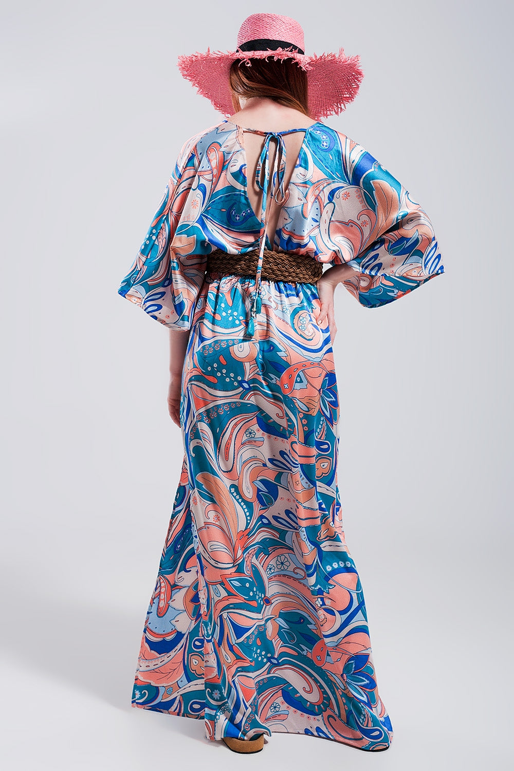Vestido lungo azul com detalhes de alisamento na cintura e lacagem nas costas