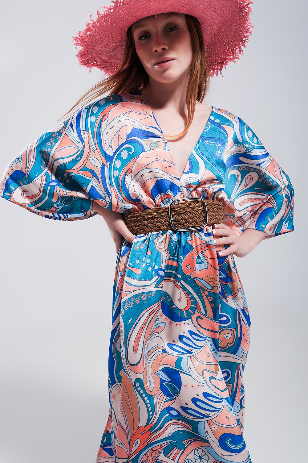 Vestido lungo azul com detalhes de alisamento na cintura e lacagem nas costas