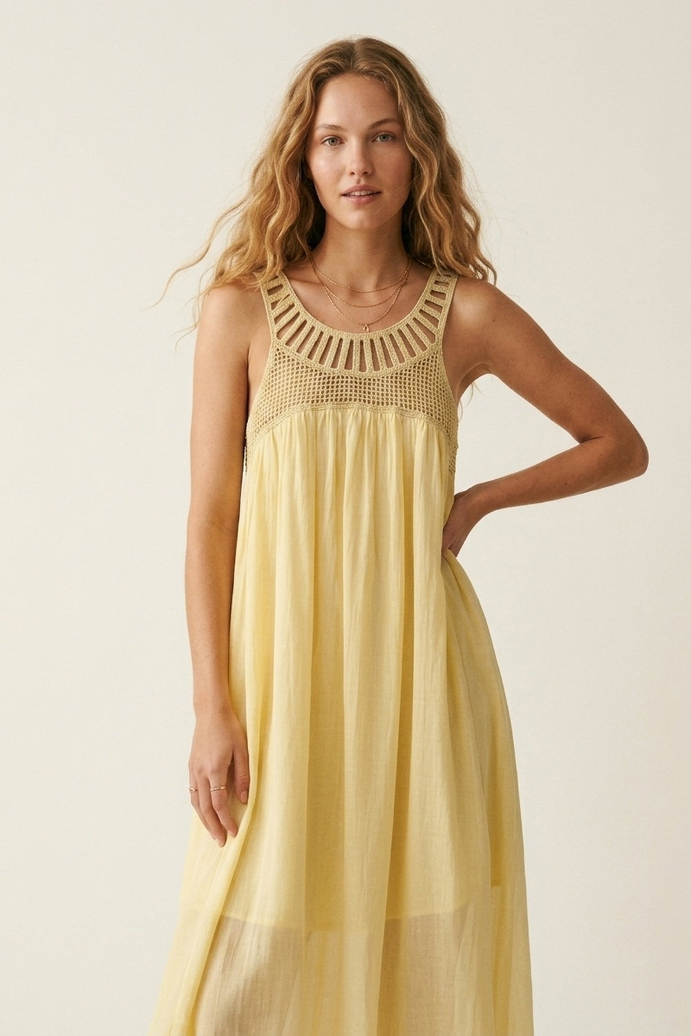 Q2 Vestido Maxi Amarelo com Ié de Crochê e Saia Fluida