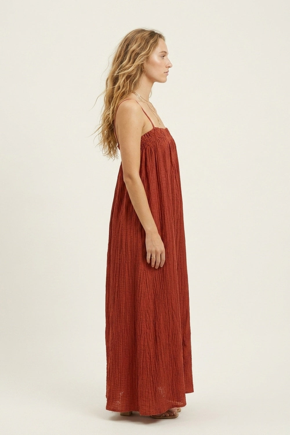 Q2 Vestido Maxi Amassado Cor de Ferrugem com Alças de Spaghetti