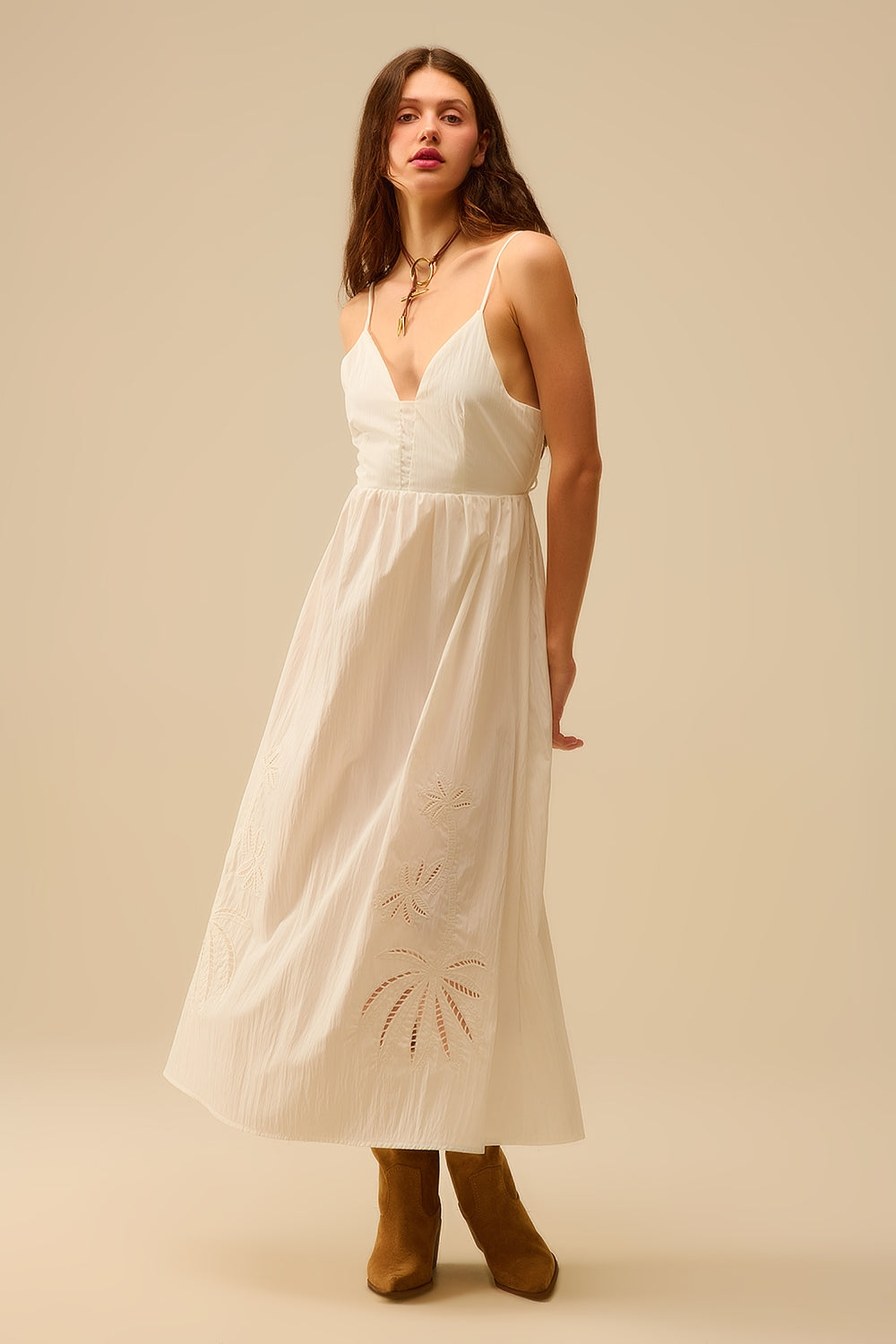 Q2 Vestido maxi branco com palmas bordadas