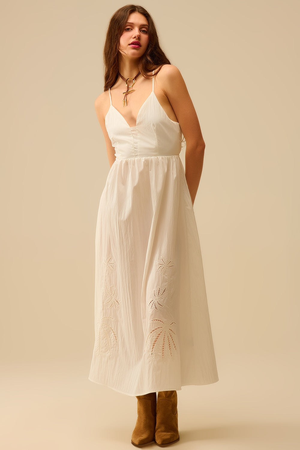 Vestido maxi branco com palmas bordadas