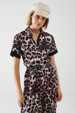 Vestido maxi com botões e pormenor em cetim com estampado de leopardo