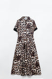 Vestido maxi com botões e pormenor em cetim com estampado de leopardo