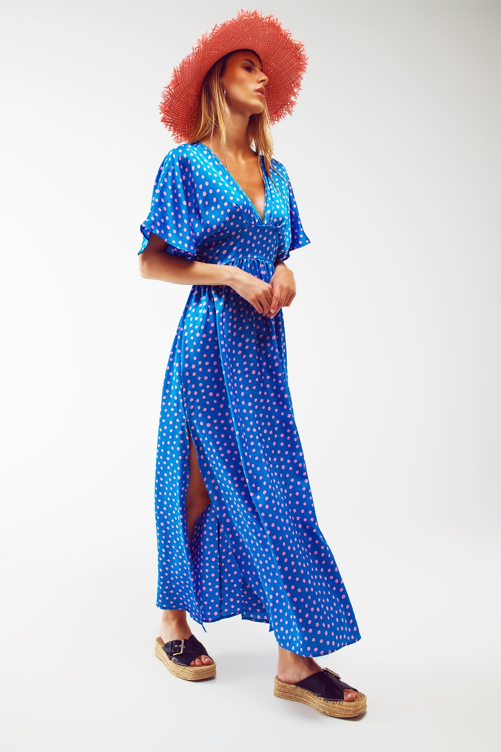 Vestido maxi com cintura franzida e mangas de anjo em azul de poá