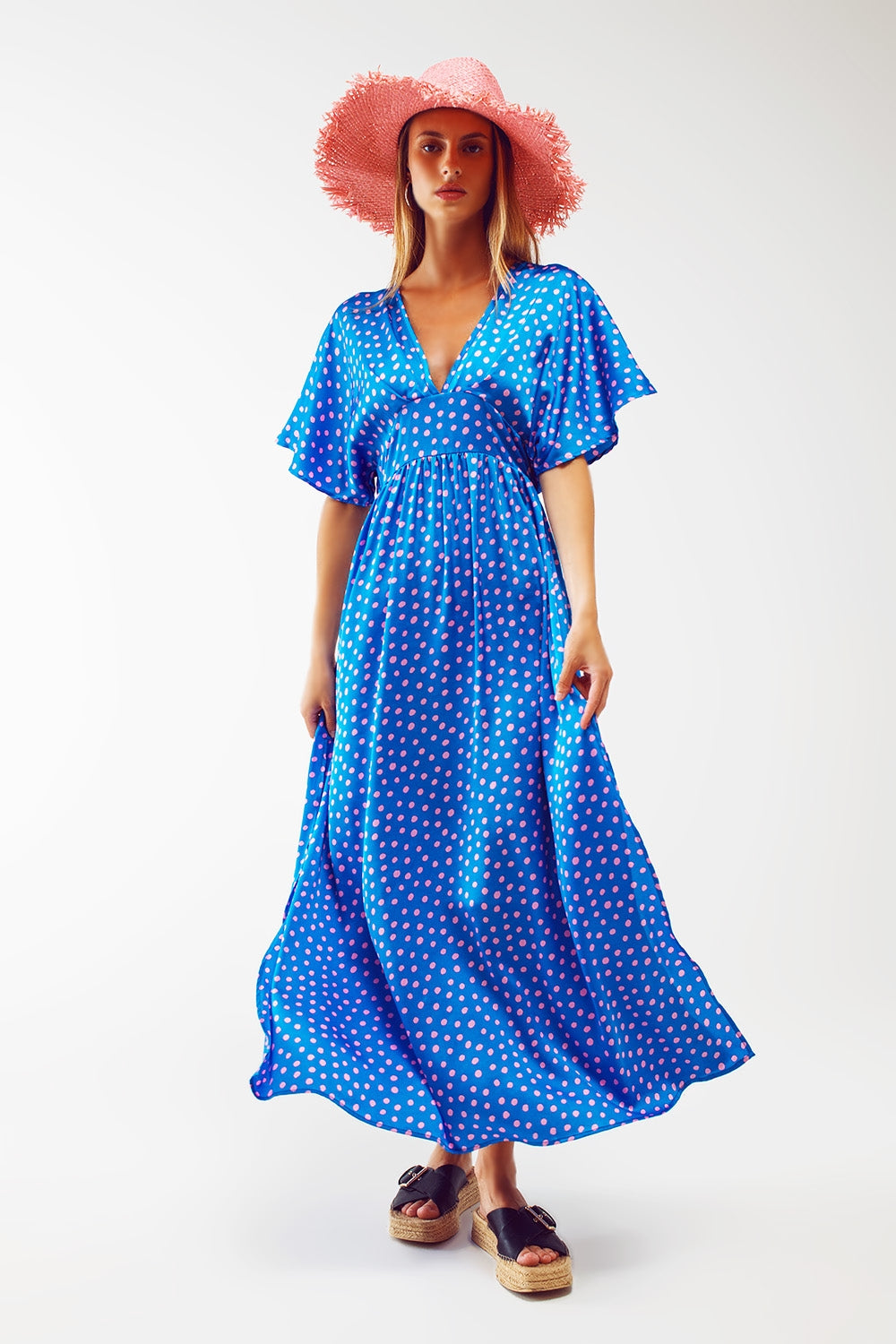 Vestido maxi com cintura franzida e mangas de anjo em azul de poá
