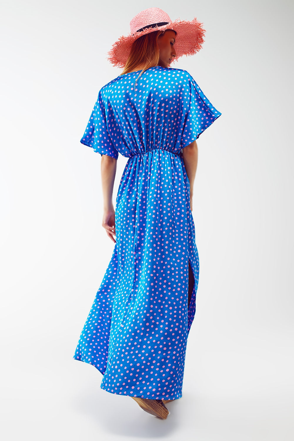Vestido maxi com cintura franzida e mangas de anjo em azul de poá