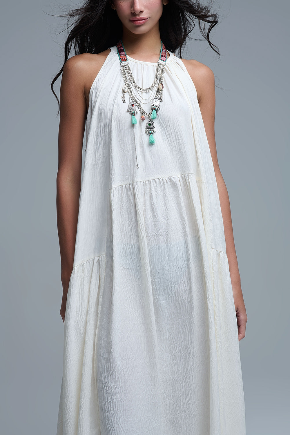 Vestido maxi com decote haltere e pormenores de costura em creme