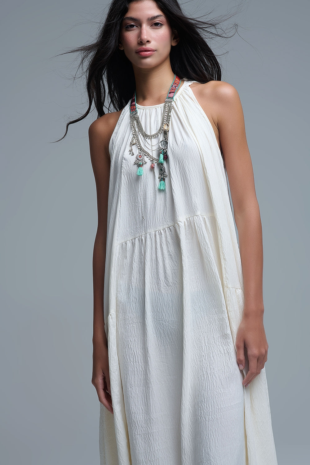 Vestido maxi com decote haltere e pormenores de costura em creme