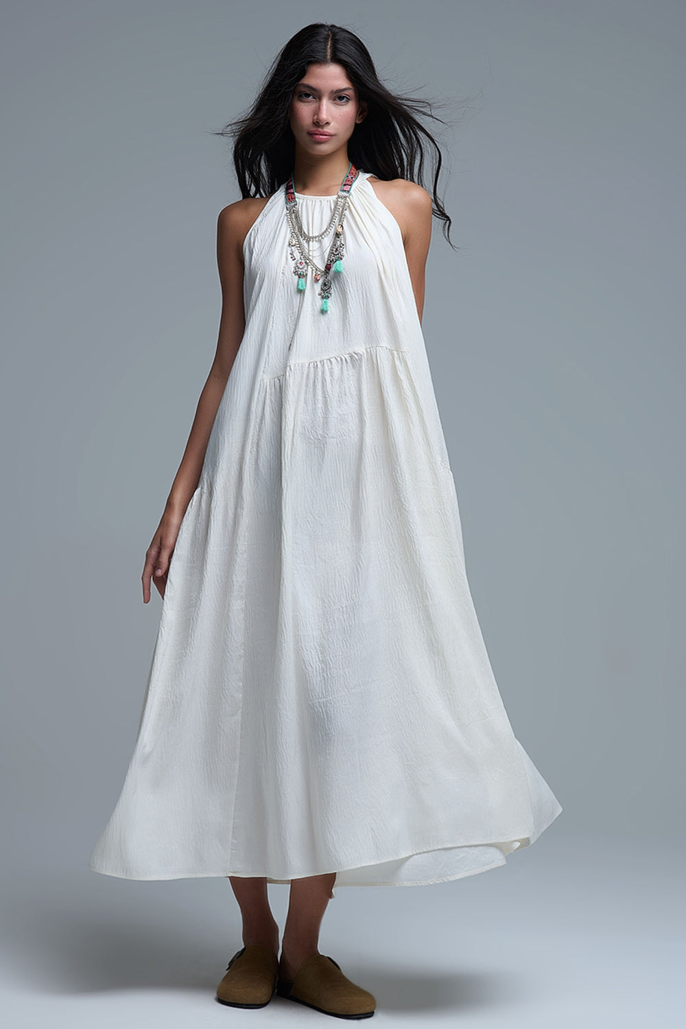 Vestido maxi com decote haltere e pormenores de costura em creme
