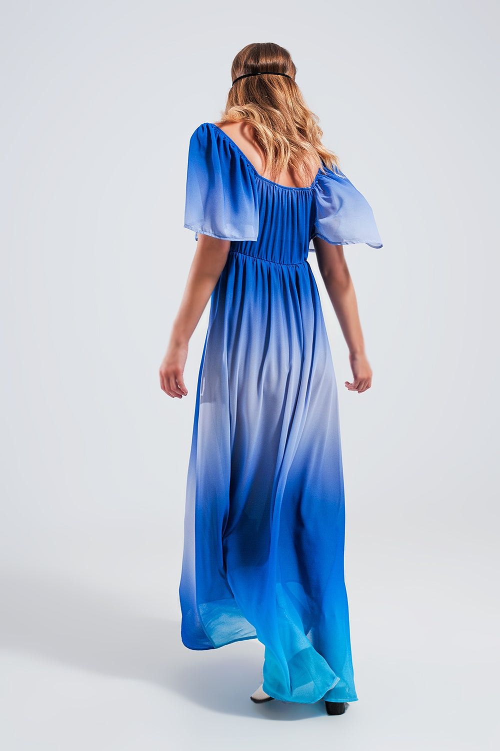 Vestido Maxi com desenho de gradiente e decote de coração azul