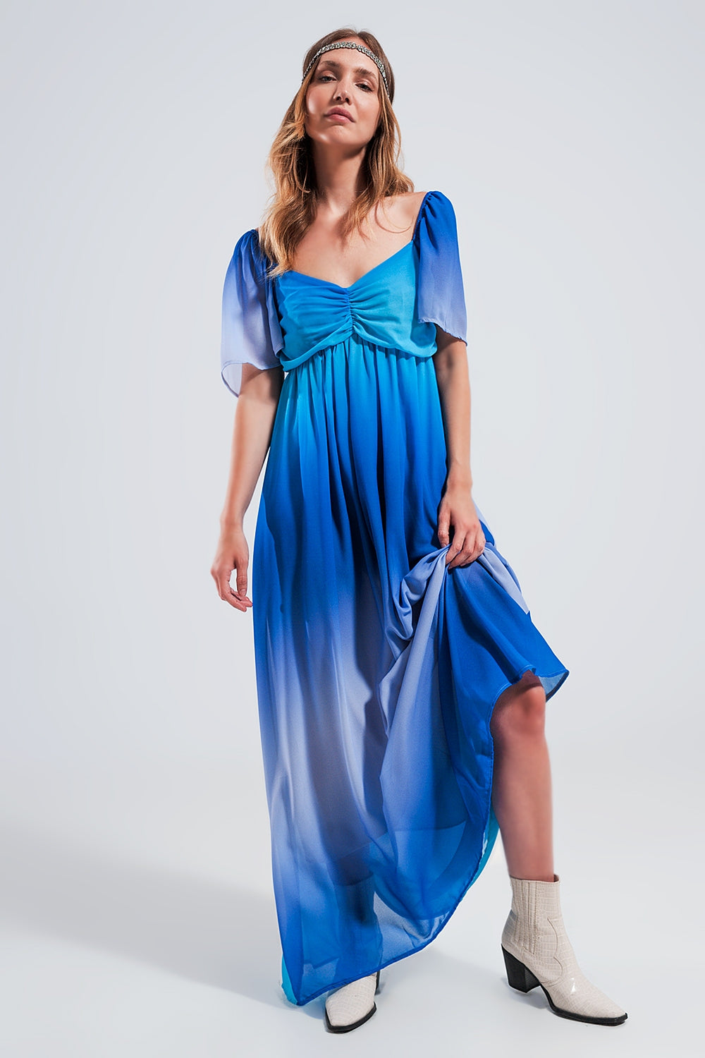 Vestido Maxi com desenho de gradiente e decote de coração azul