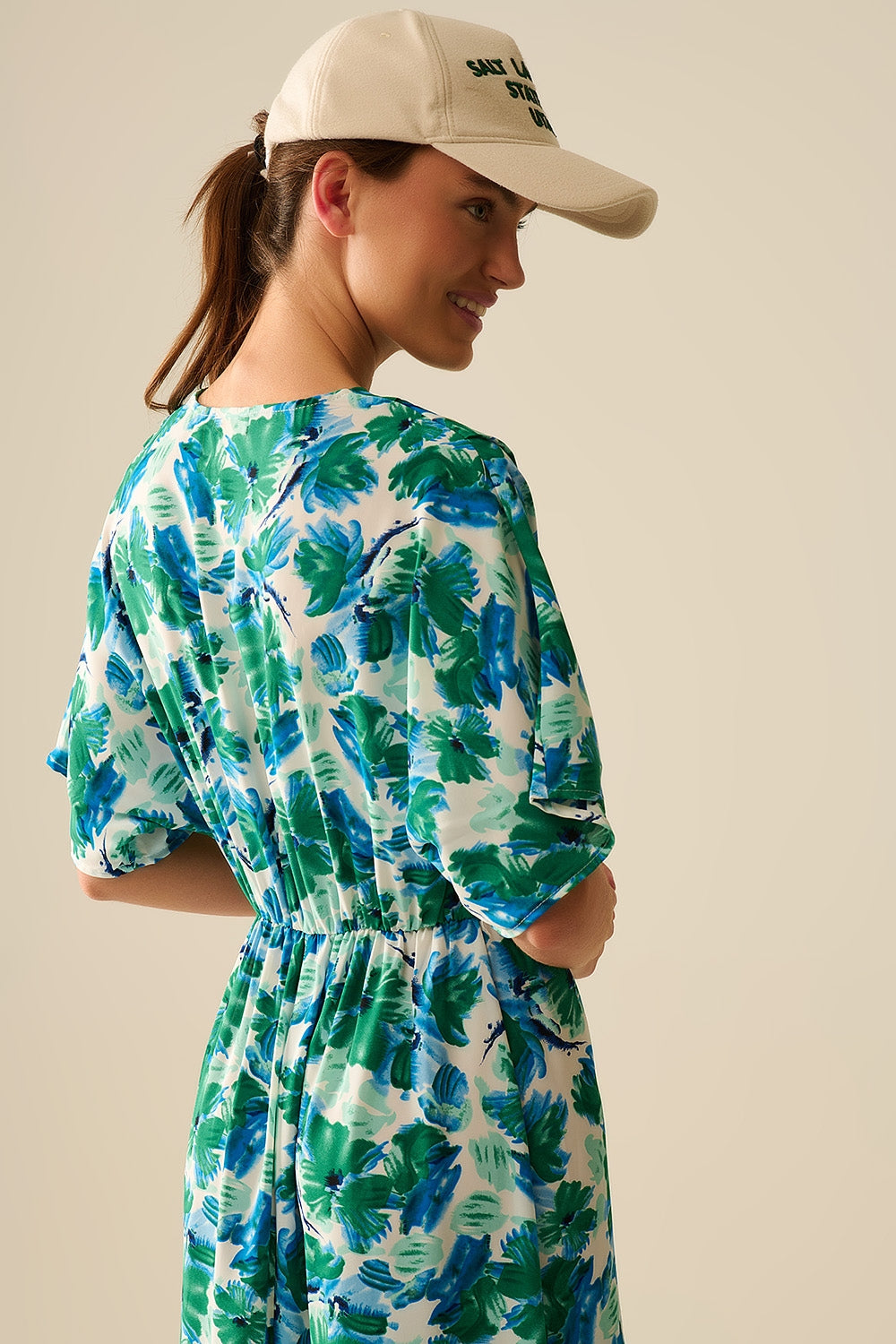 Vestido maxi com estampa floral em tecido de cetim com mangas caídas