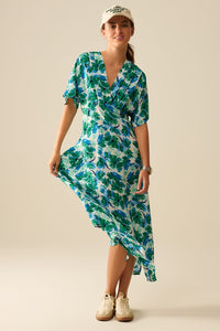 Vestido maxi com estampa floral em tecido de cetim com mangas caídas