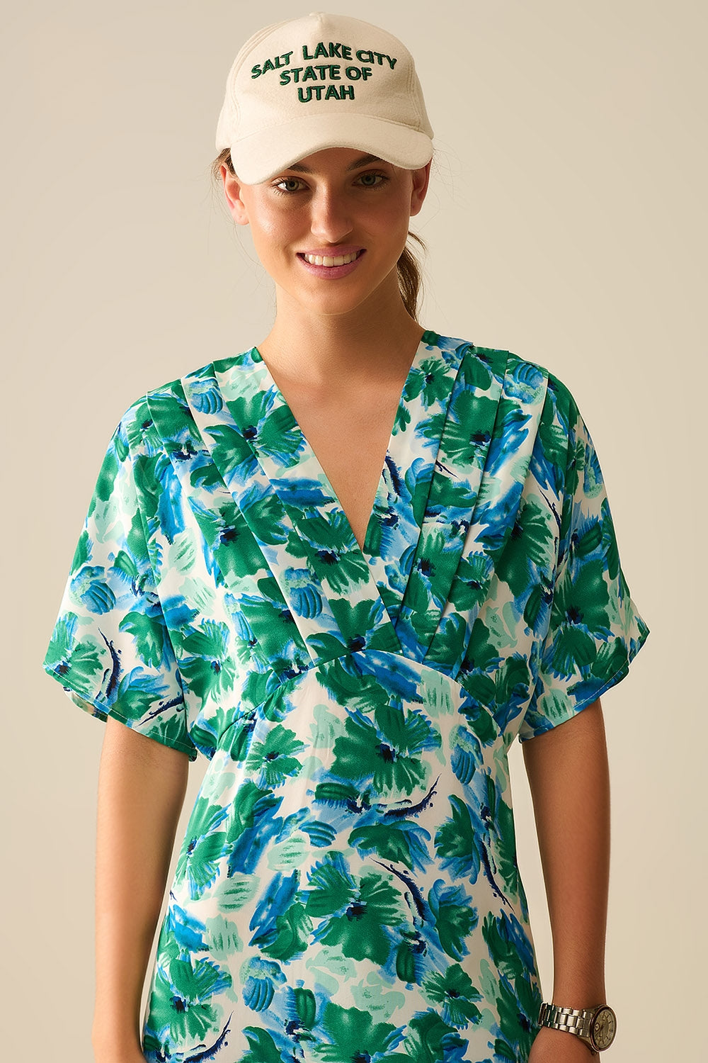 Vestido maxi com estampa floral em tecido de cetim com mangas caídas