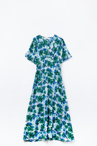 Vestido maxi com estampa floral em tecido de cetim com mangas caídas