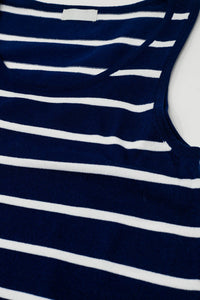 Vestido maxi com gola redonda em azul-marinho com riscas brancas