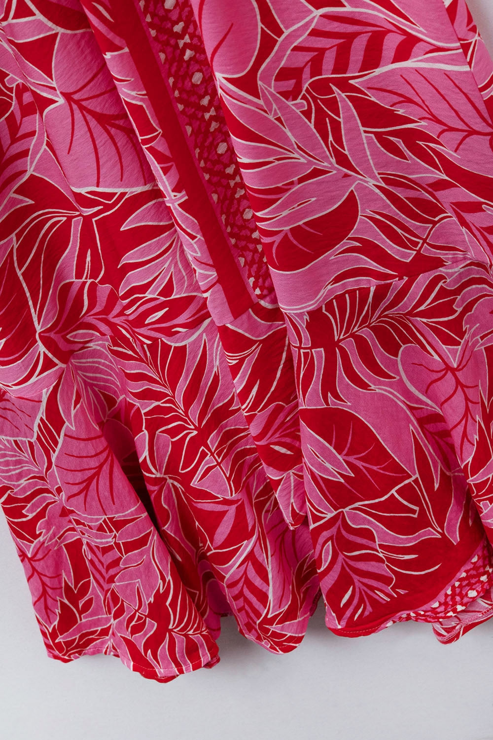 Vestido Maxi com motivos tropicais e cinto em fúcsia