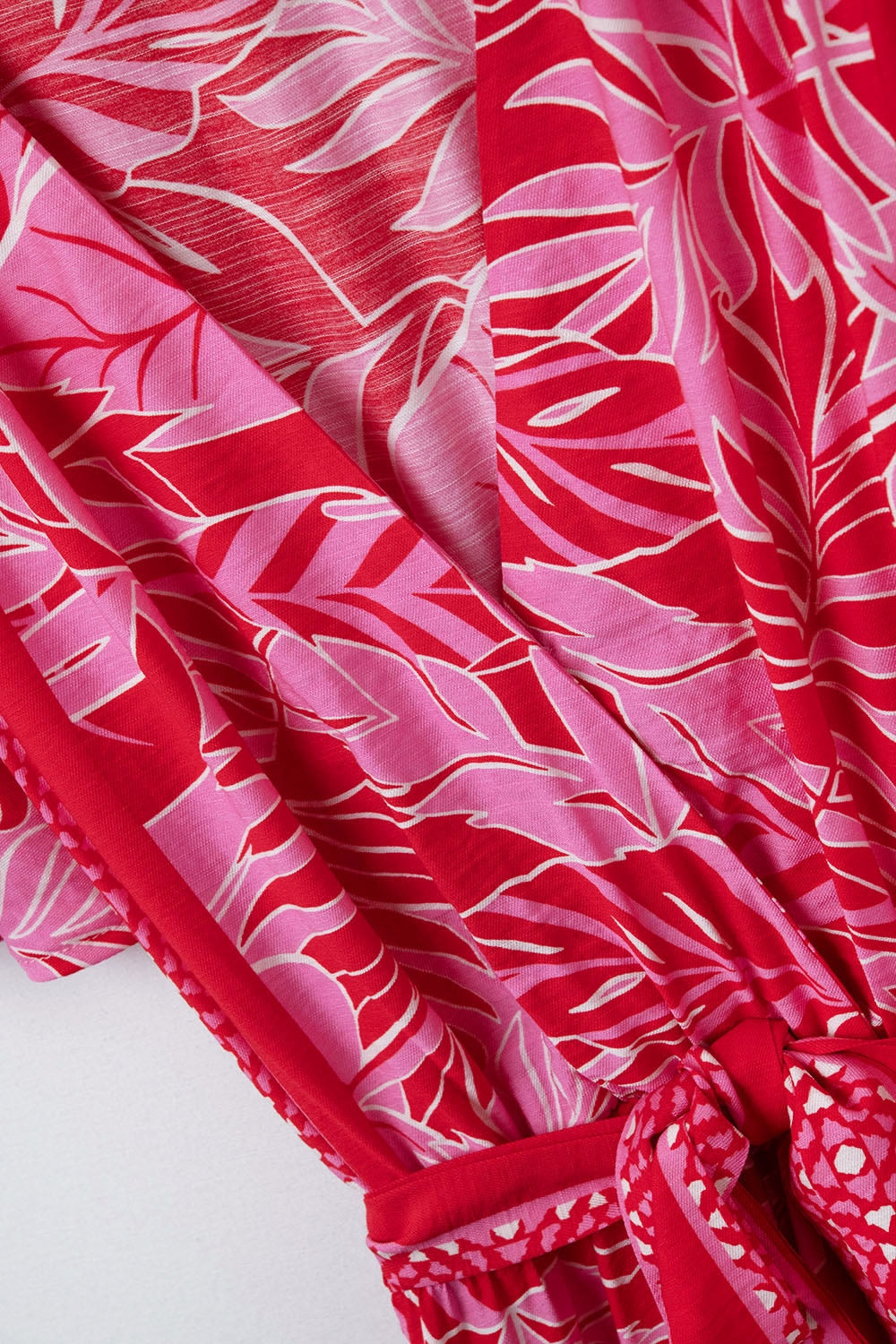 Vestido Maxi com motivos tropicais e cinto em fúcsia