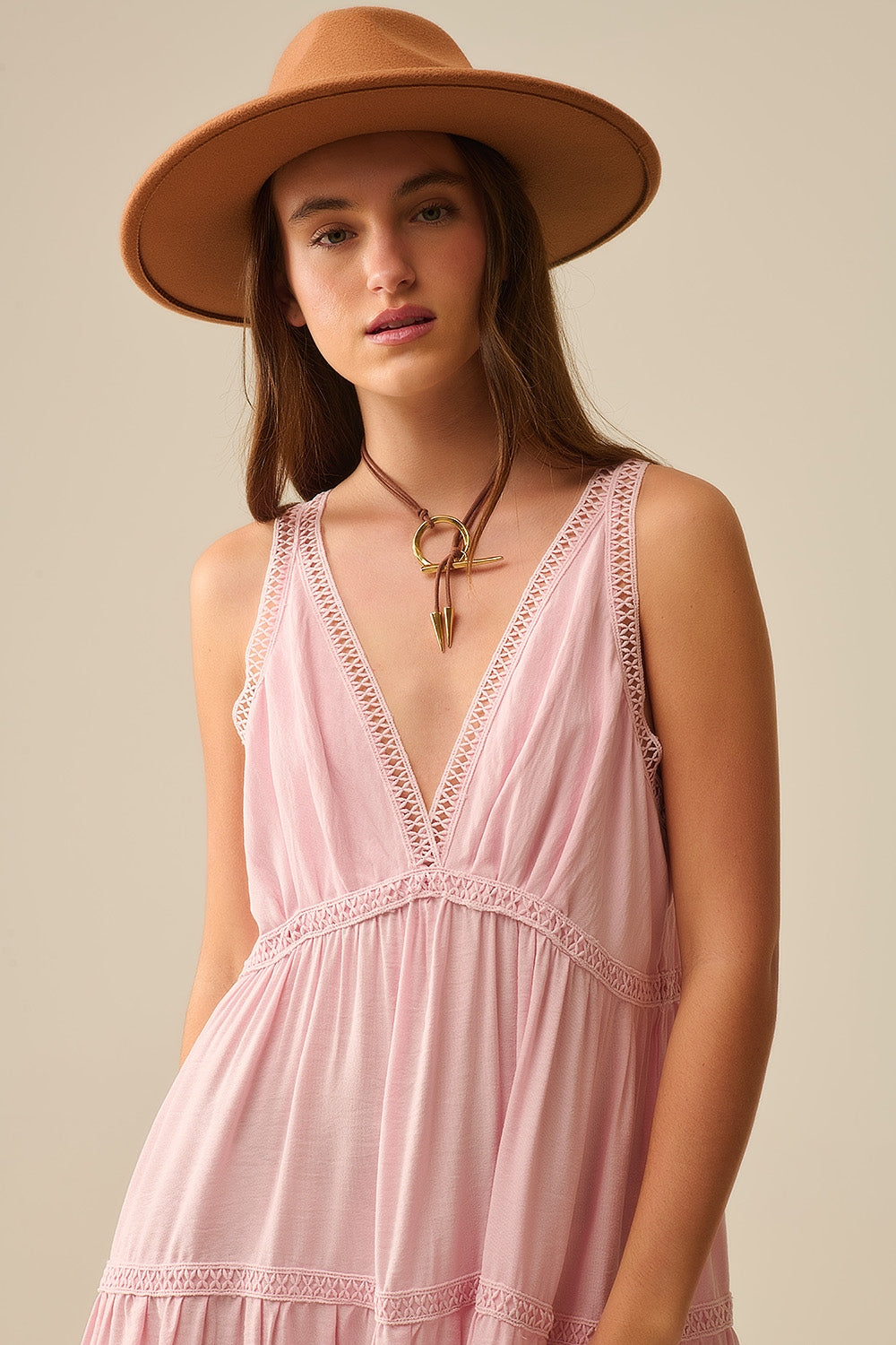 Vestido maxi cor-de-rosa com pormenores em renda e estilo boho