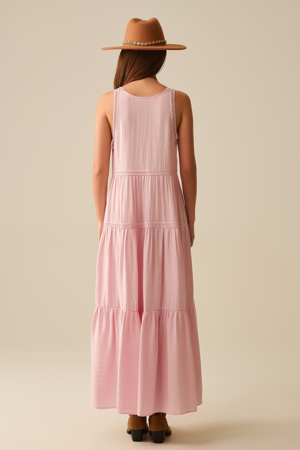 Vestido maxi cor-de-rosa com pormenores em renda e estilo boho