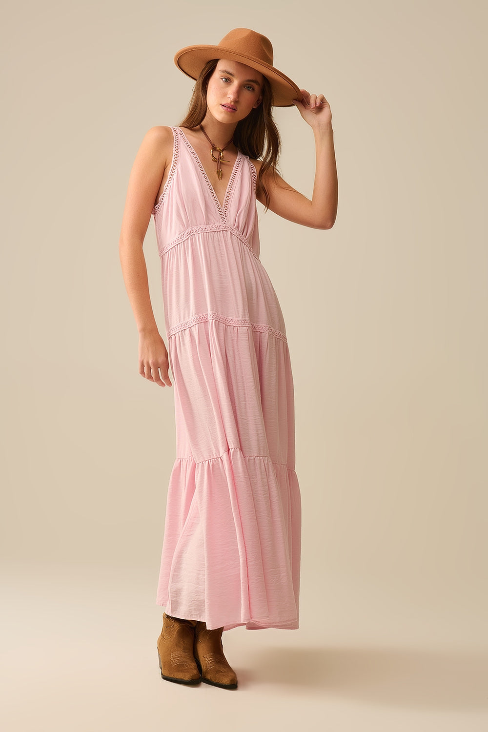 Vestido maxi cor-de-rosa com pormenores em renda e estilo boho