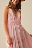 Vestido maxi cor-de-rosa com pormenores em renda e estilo boho