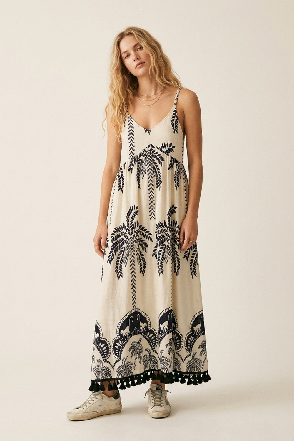 Q2 Vestido Maxi Creme com Estampa de Palma Azul-Marinho e Tasséis