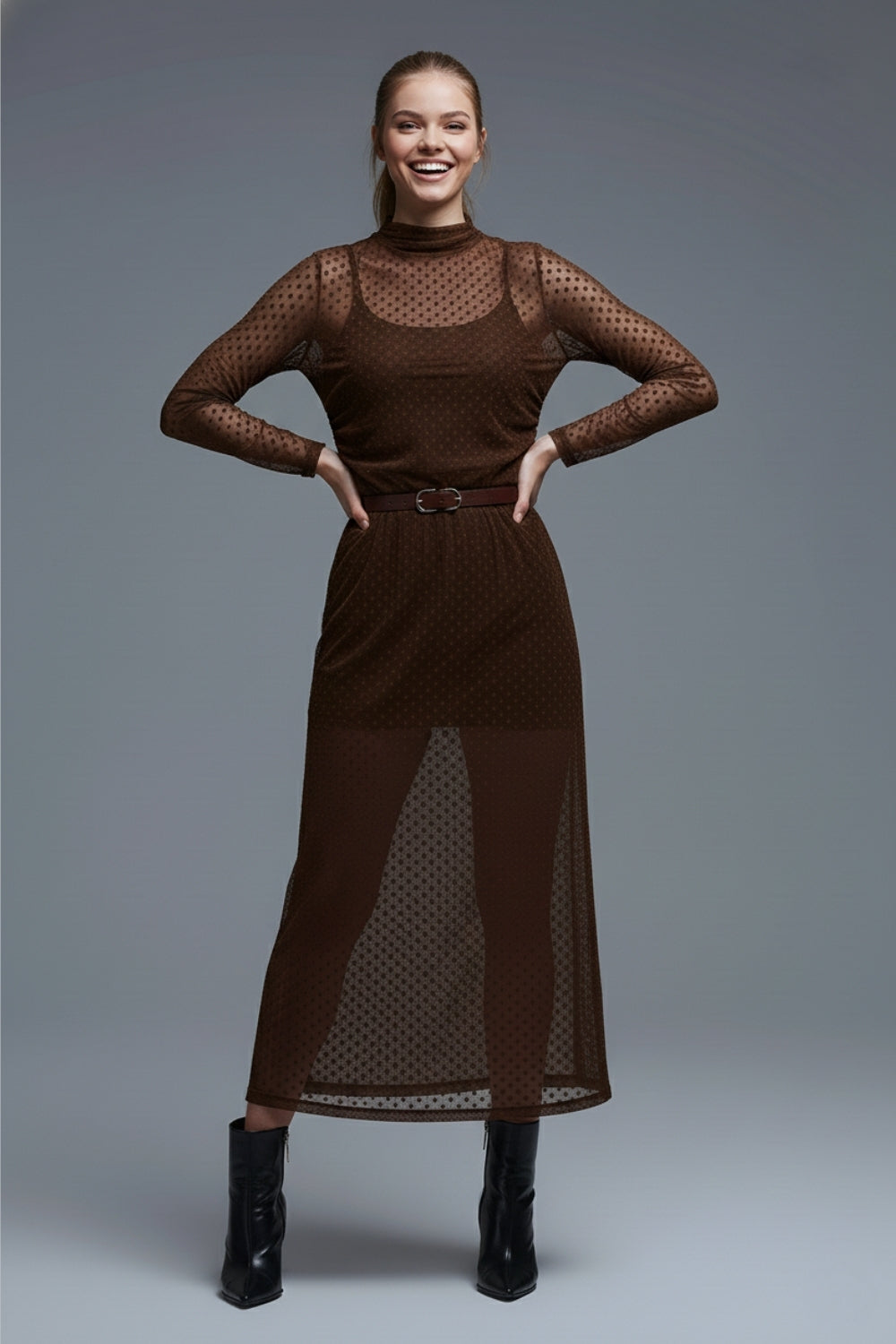Q2 Vestido maxi de bolinhas castanho em tecido transparente