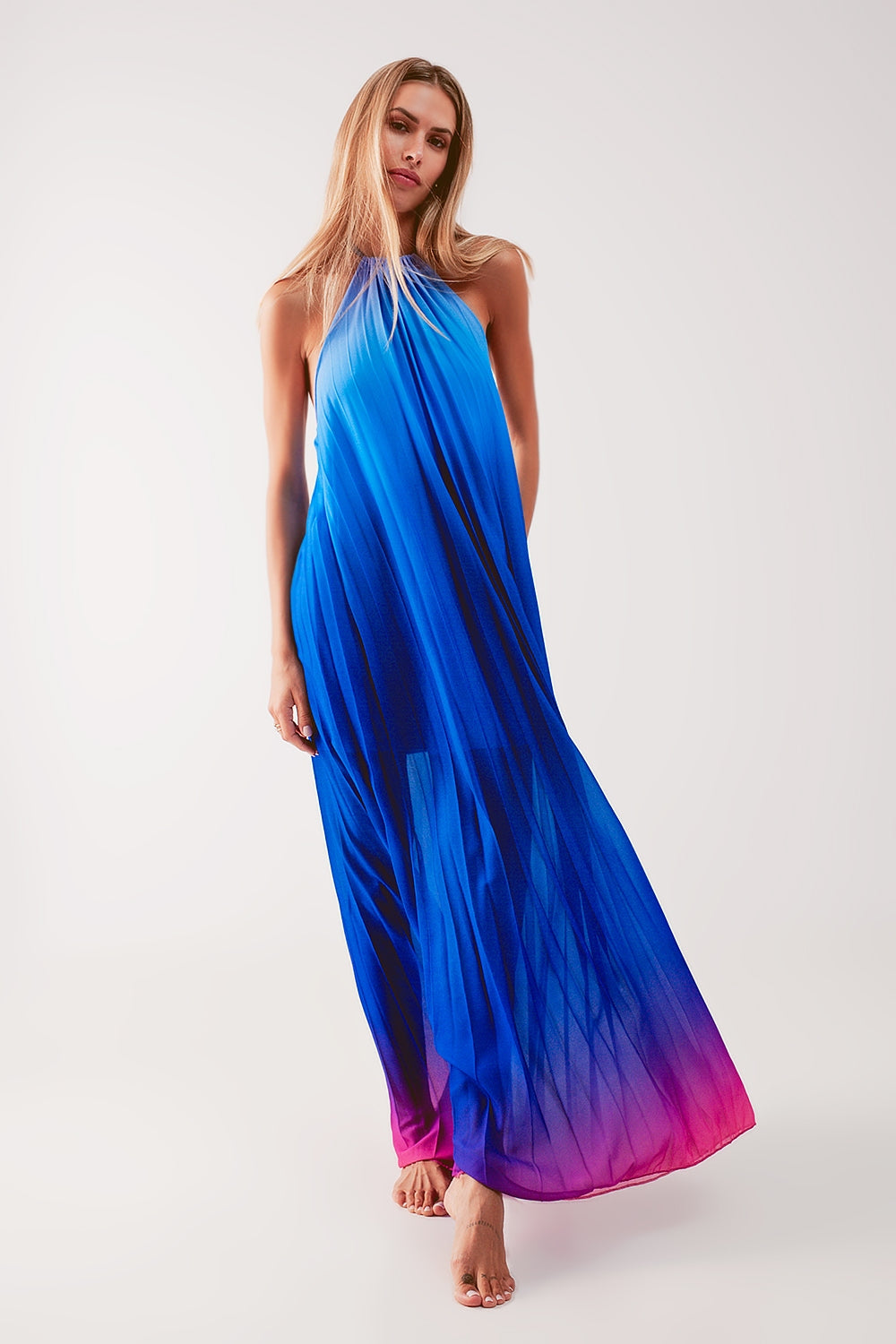 Vestido maxi de pescoço alto plissado com gradiente de cor azul