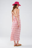 Vestido maxi de verão com estampado de penas e costas abertas em cor-de-rosa