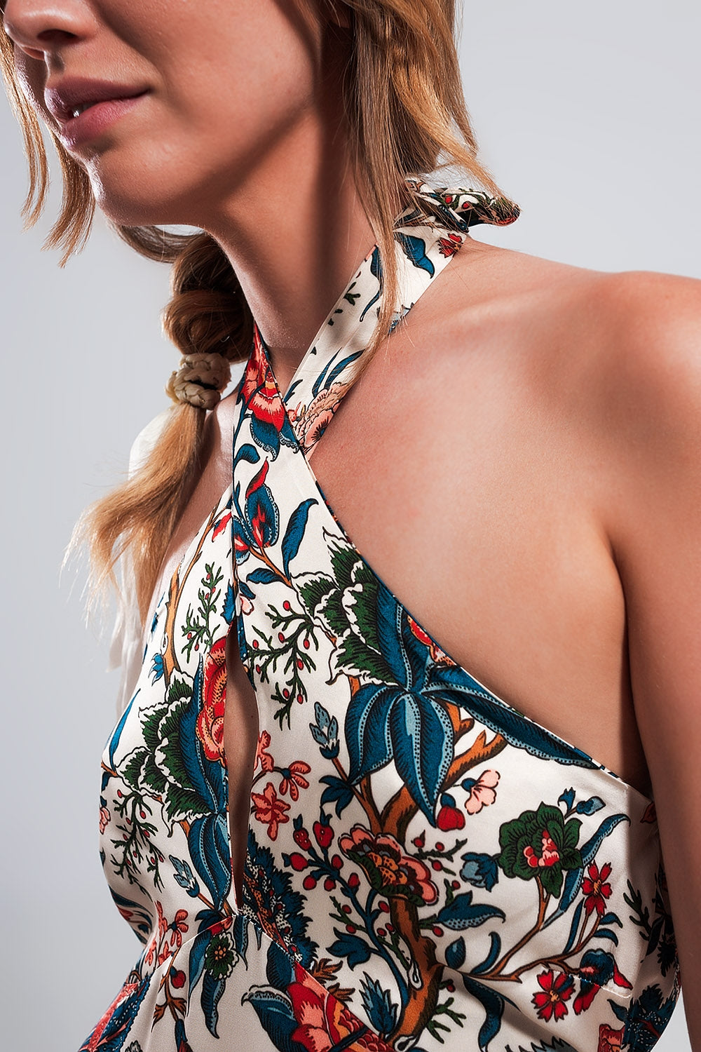 Vestido maxi decote halter em estampa paisley beige