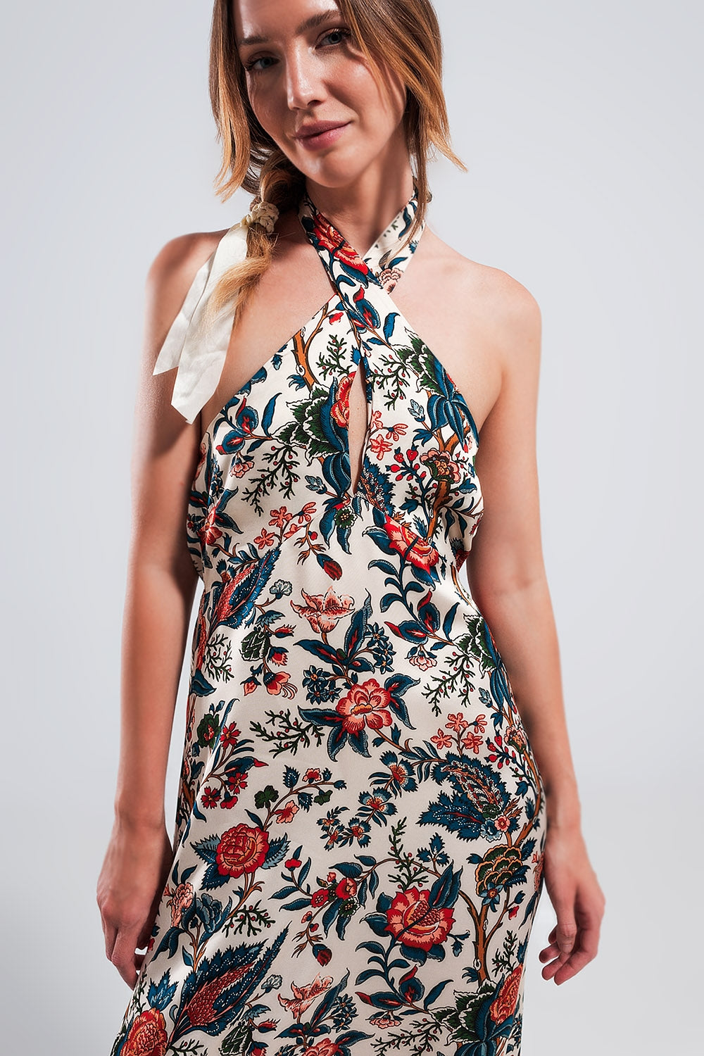 Vestido maxi decote halter em estampa paisley beige