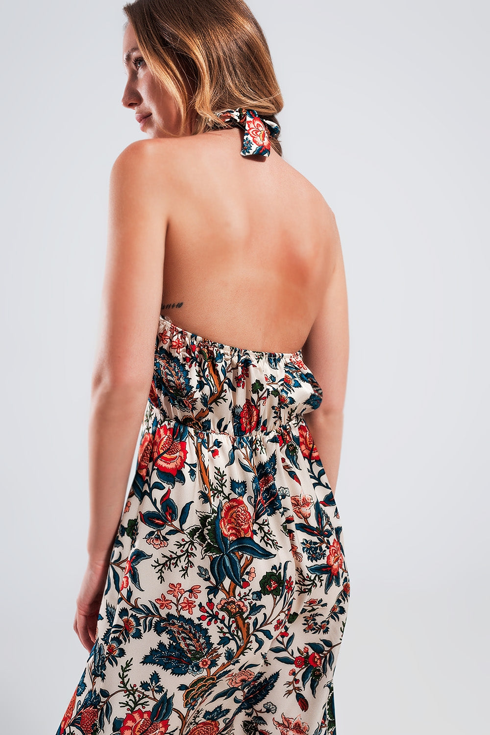 Vestido maxi decote halter em estampa paisley beige