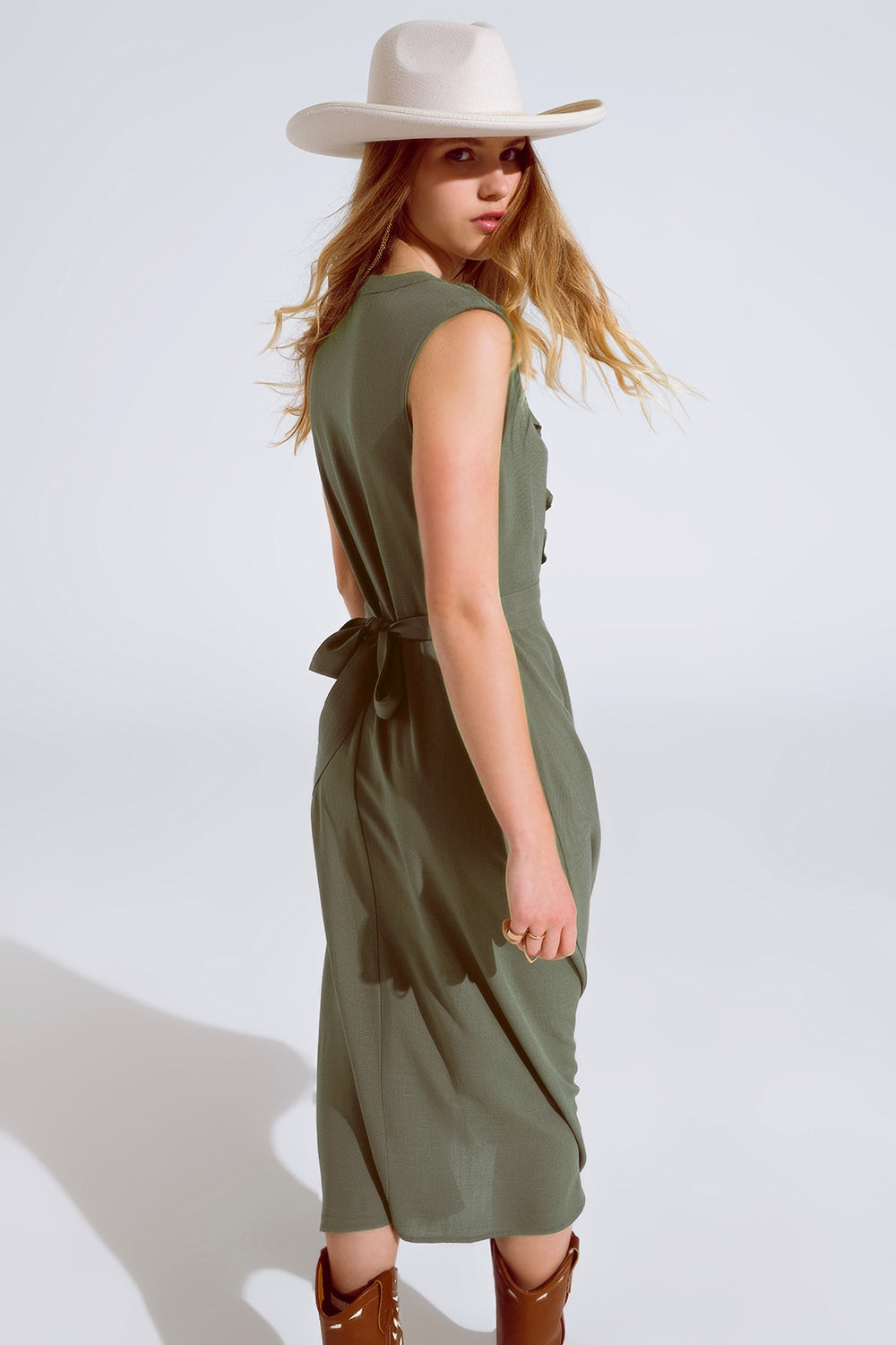 Vestido maxi em caqui com folho e pormenor de botões